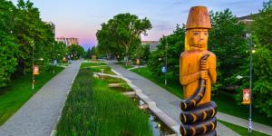 sʔi:ɬqəy̓ qeqən (double-headed serpent post), Brent Sparrow, Musqueam at UBC.