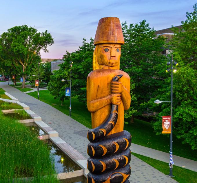 The sʔi:ɬqəy̓ qeqən (Double-Headed Serpent Post) on UBC Vancouver campus.